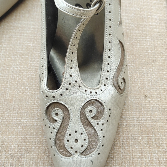 Ladies strappy leather heels. Size USA 8 1/2 Narrow.Vintage - Picture 8 of 8